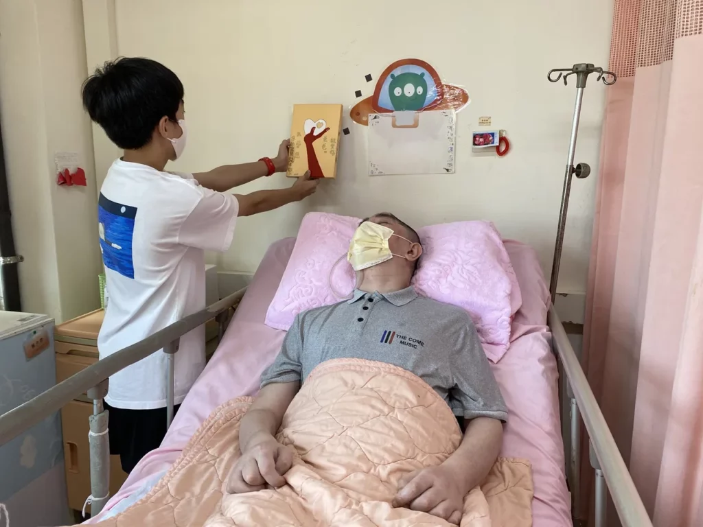 葉同學掛手作畫在床頭