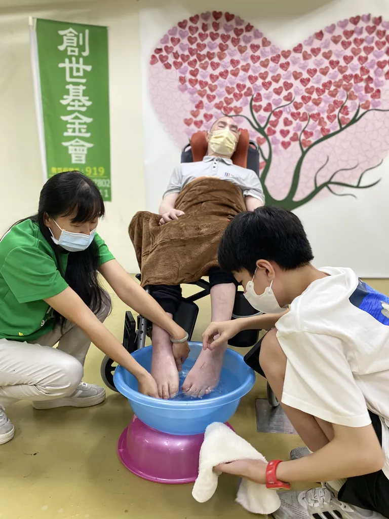葉同學為爸爸洗腳