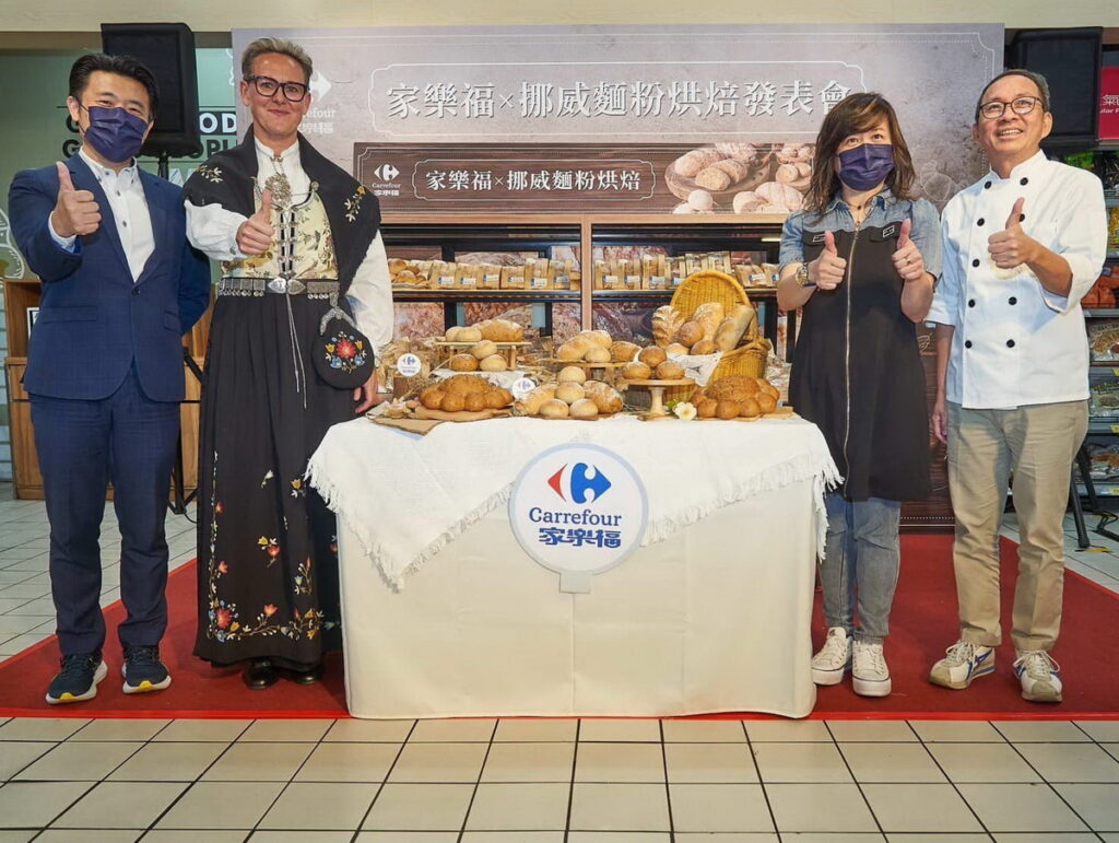 家樂福x挪威麵粉烘焙新上市發表會（(左起) 統一夢公園總經理陳冠福、斯坦格蘭磨坊的負責人Ms. Marianne、家樂福商品部採購長黃翠華，以及國際麵包冠軍吳寶春）