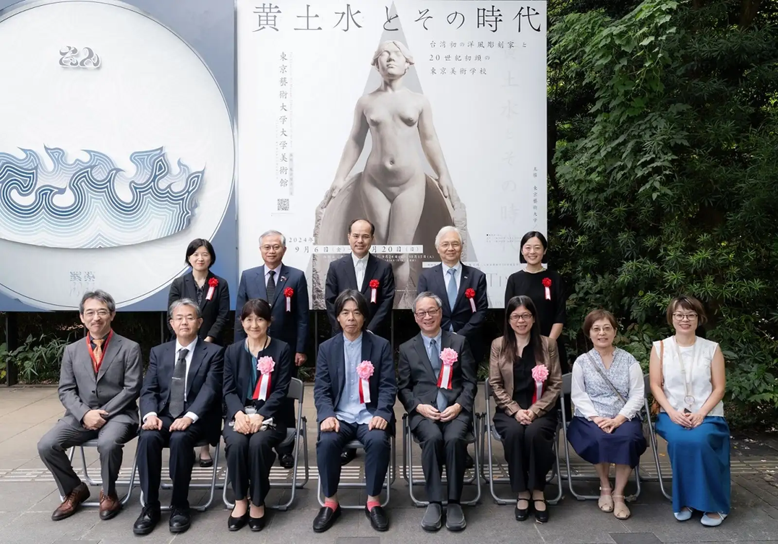 文化部長李遠（右4）、國立臺灣美術館長陳貺怡（右3）、東京藝術大學校長日比野克彥（左4）、東京藝術大學大學美術館長黑川廣子（左3）、策展人薛燕玲（右2）、策展人村上敬（左2）等貴賓於「黃土水與他的時代」開幕合影。（圖/國美館提供）