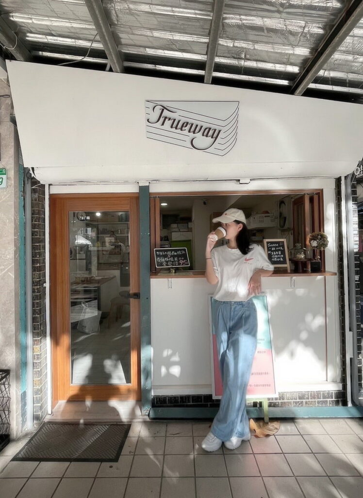「Trueway麵線研究所_甜點取物」位於交通便利的金山南路二段109號，捷運東門站3號出口步