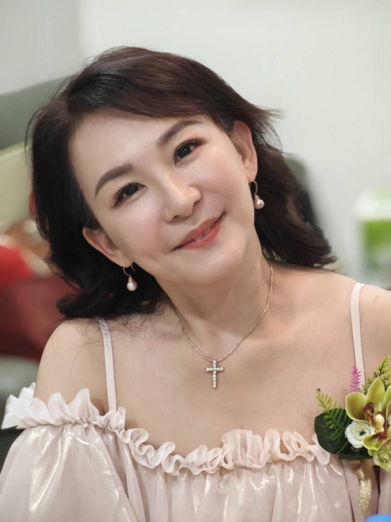 美女製作人陳力瑜小姐（禮服提供：侯門行禮服）（圖片提供：健康最前線） 