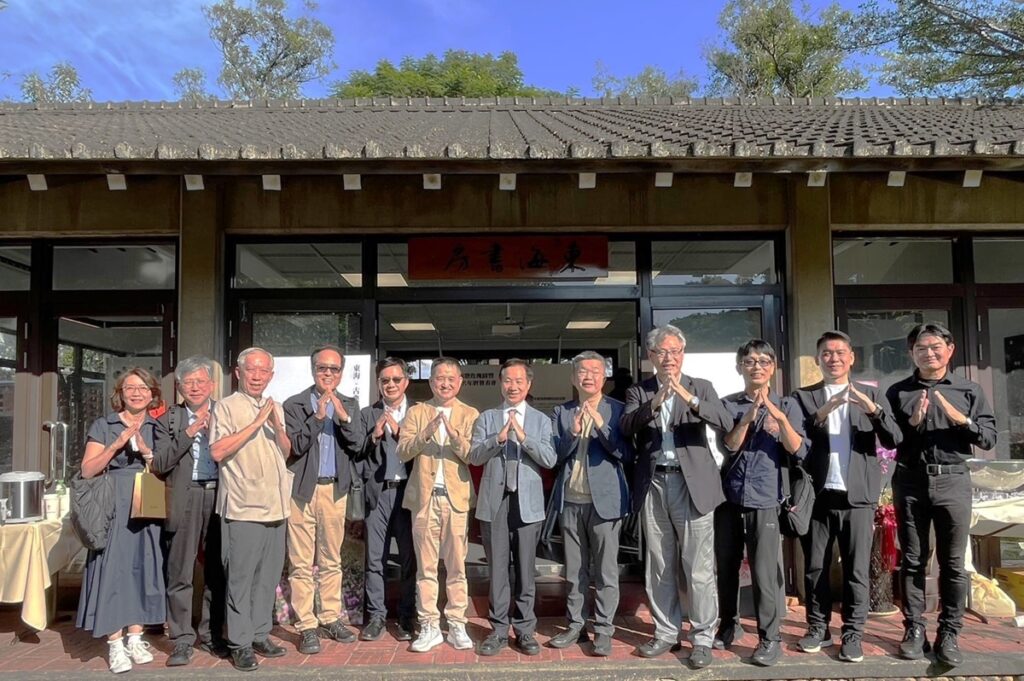 藝術家黃騰輝「東海書房」發表「2025年藝術年曆暨東海古典玫瑰園捐贈」活動，政治界、藝文界重量級人士親臨見證祝福。（圖/東海大學提供）