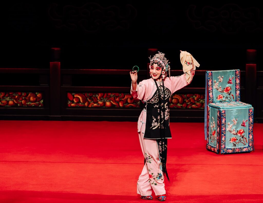 「藝起進劇場—京劇篇」《拾玉鐲》演出劇照。（圖/臺中國家歌劇院提供）