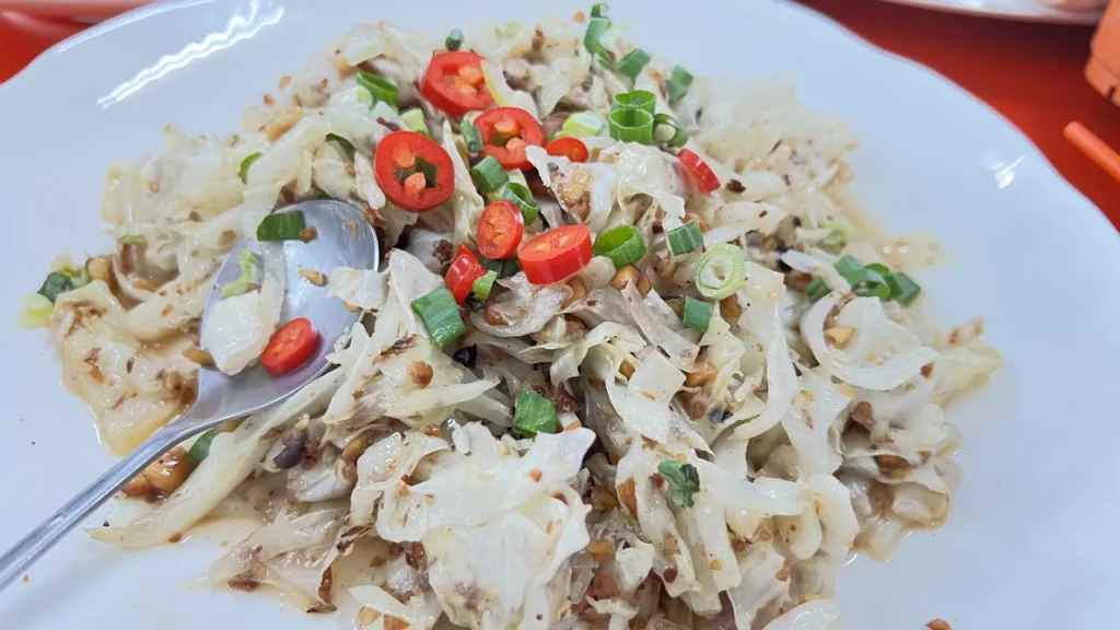 花生炒高麗菜,單吃或搭配古早味滷肉包在刈包裏吃都很清爽,不起眼但真好吃