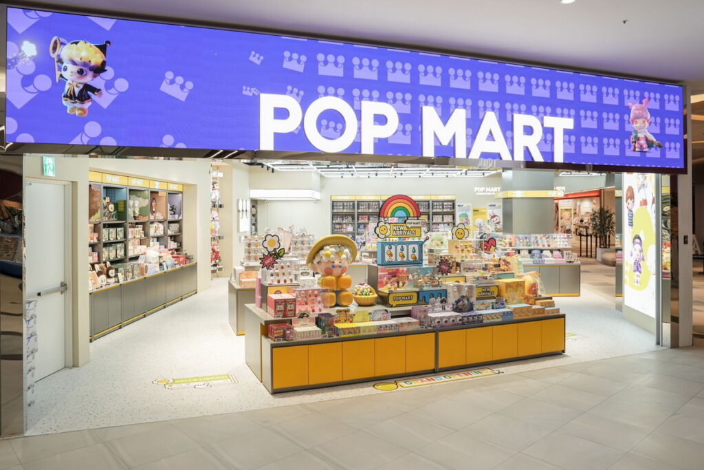 POP MART泡泡瑪特於今日進駐林口三井OUTLET二館，打造全台首間「PINO JELLY 風格店」。