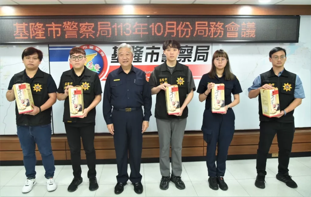 翁局長頒發「偵破重大案件績效卓著人員」獎項