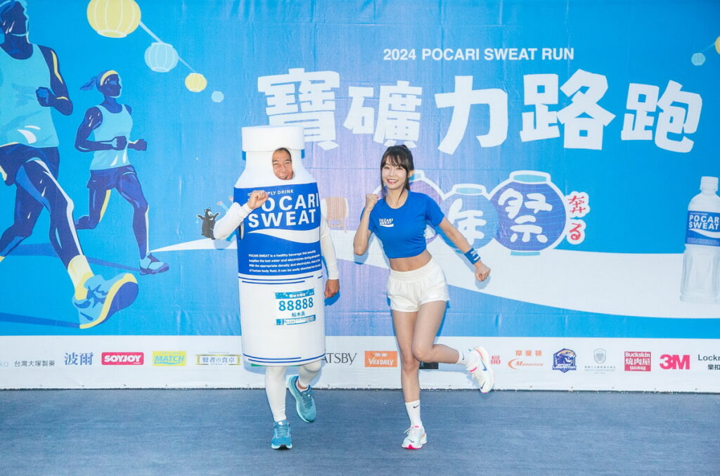 身穿寶礦力水得造型偶裝參賽21K的金車大塚-船木真總經理(左)與第六屆路跑大使YURI 陳怡叡(右)俏皮合影