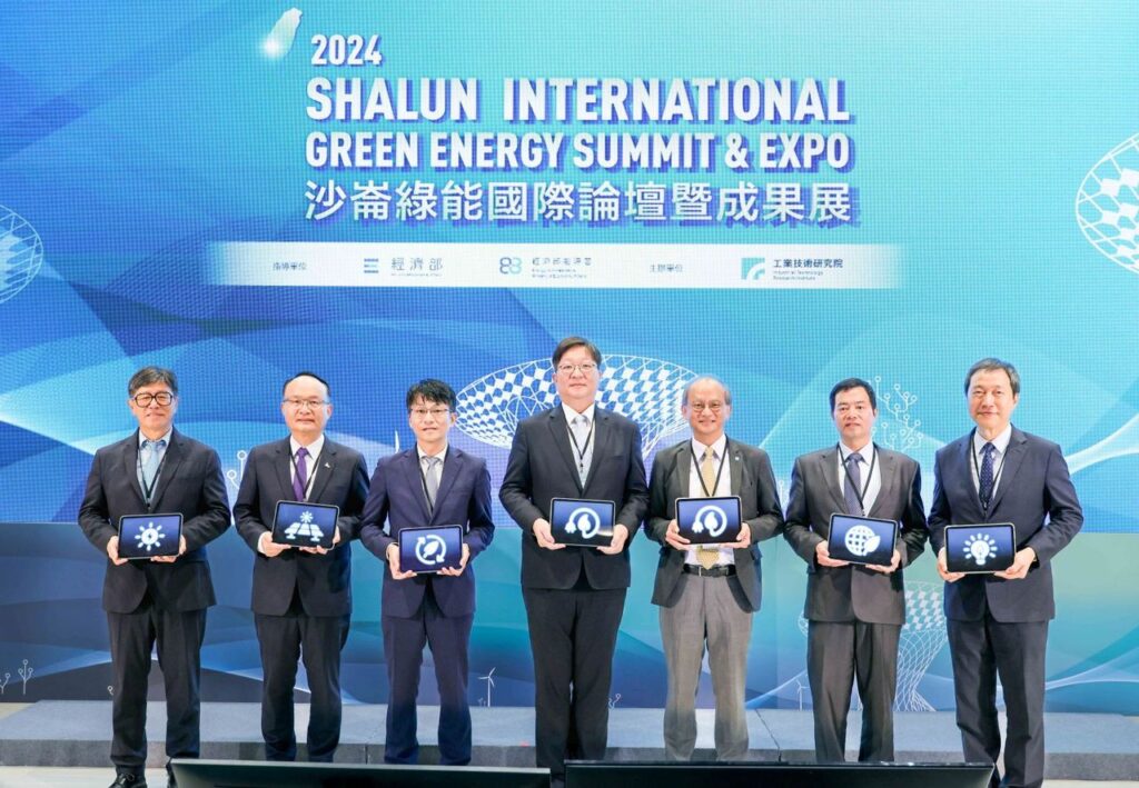 在經濟部能源署支持下,工研院舉辦「2024沙崙綠能國際論壇暨成果展會」迎向嶄新太陽光電新紀元。(圖左起)為太陽光電永續發展協會理事長蔡佳晉、太陽光電發電系統商業同業公會理事長廖禎松、日本臺灣交流協會高雄事務所副所長是枝憲一郎、經濟部能源署署長游振偉、工研院綠能所所長王漢英、太陽光電產業協會常務理事葉正賢、GESA太陽光電委員會主席沈維鈞。(工研院/提供)