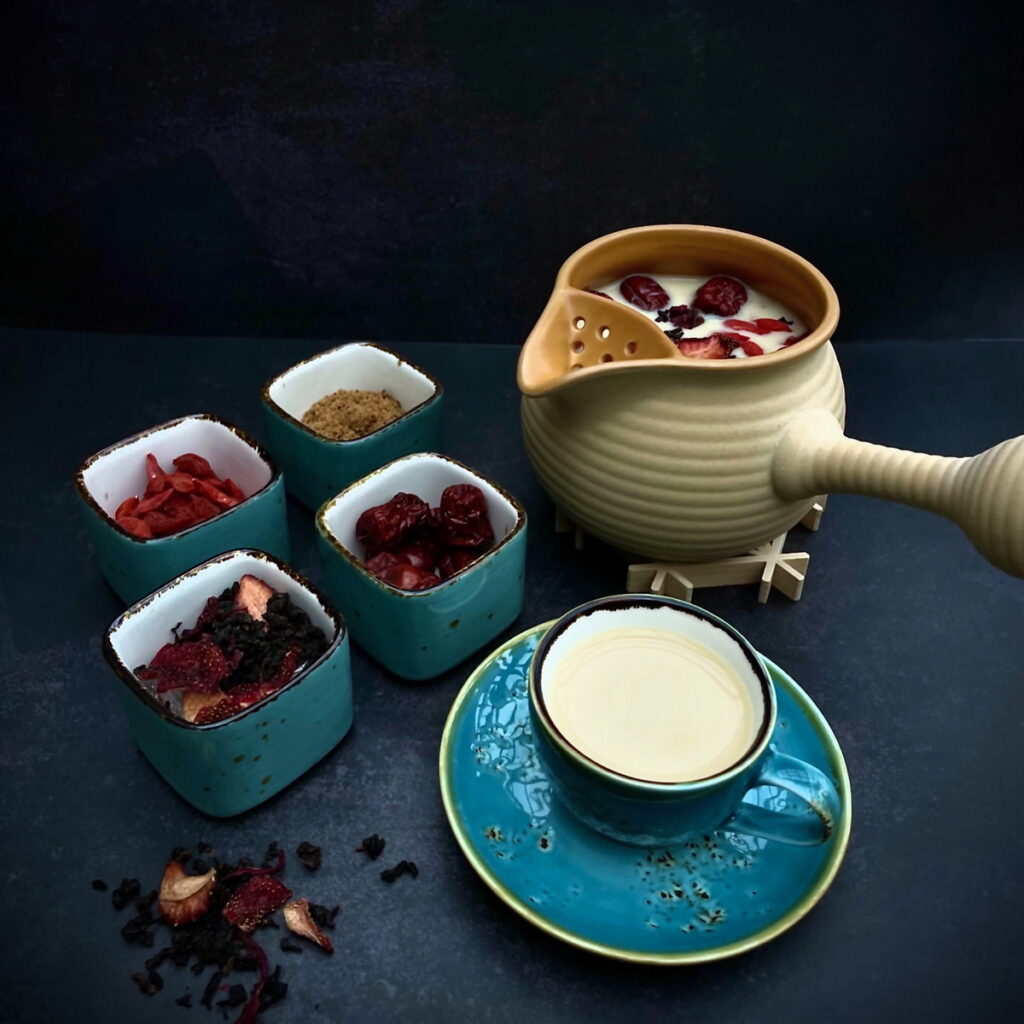 在冬蒔茶屋DIY鍋煮奶茶，度過悠閒的時光。