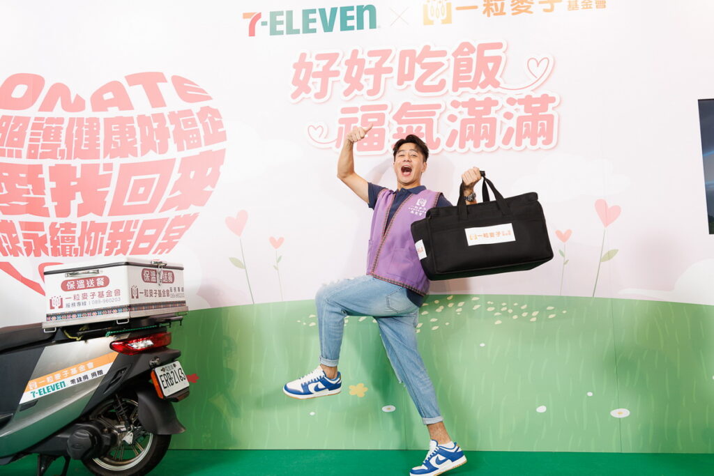 藝人郭彥均出席一粒麥子X 7-ELEVEN零錢捐公益募款記者會，擔任一日送餐員親自送餐給長輩。