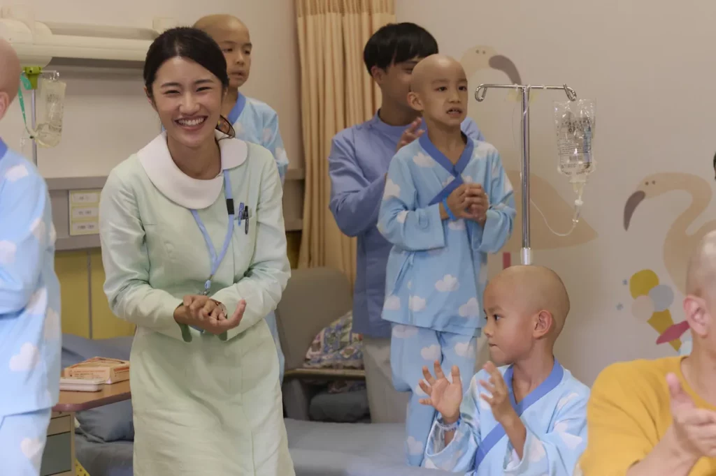 護理師盧妍蓁和病童一起歌舞
