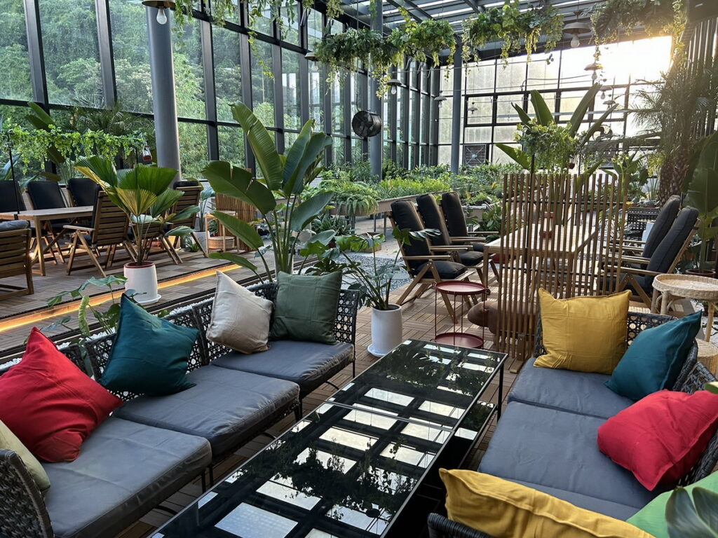 運用自然採光結合景觀視野的冬蒔茶屋，營造放鬆身心的舒緩氛圍。