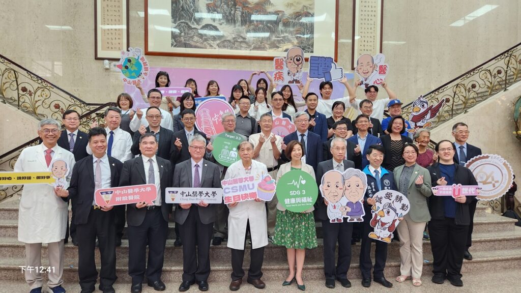 中山醫大64週年校慶暨創辦人日特展，今日舉行開幕式。大合影。（圖/陳惠玲攝影）