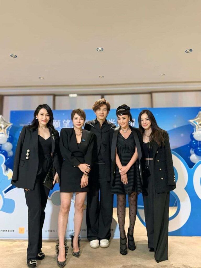 「喜願30慈善晚會」上眾多名人共襄盛舉,(左起)陳妍嵐、常務理事吳慕恒、鍾漢良、關穎、林牧潔現身支持公益。(喜願協會)
