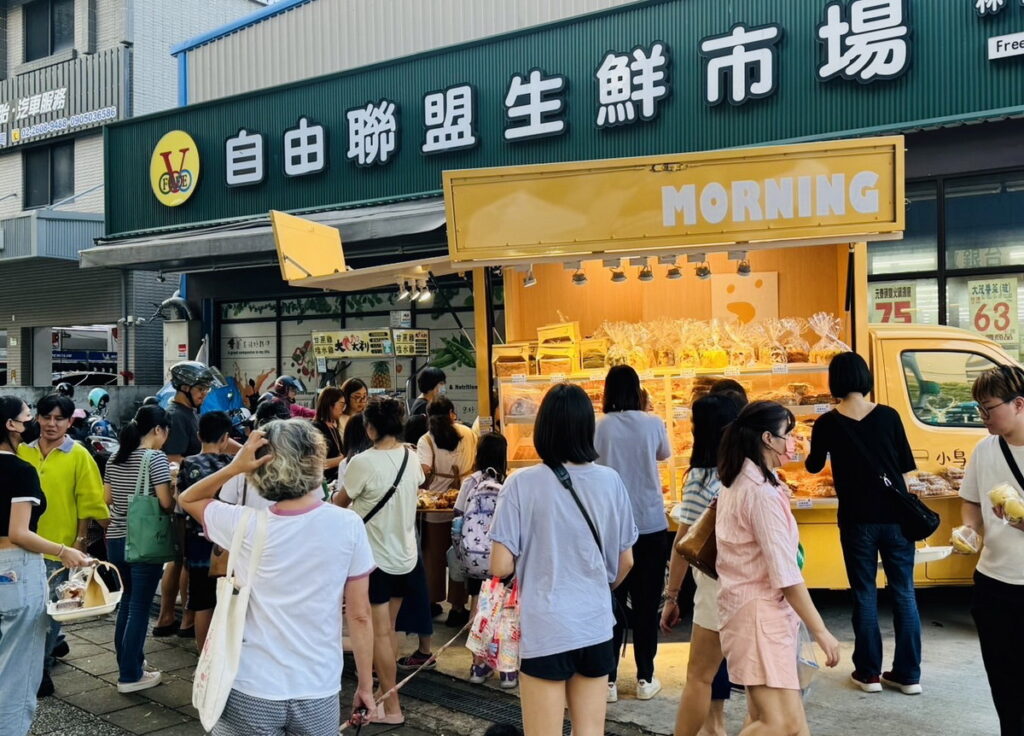 全新推出小鳥行動麵包車，讓更多地區民眾能在社區門口，品嚐到日本熊本黃金生吐司