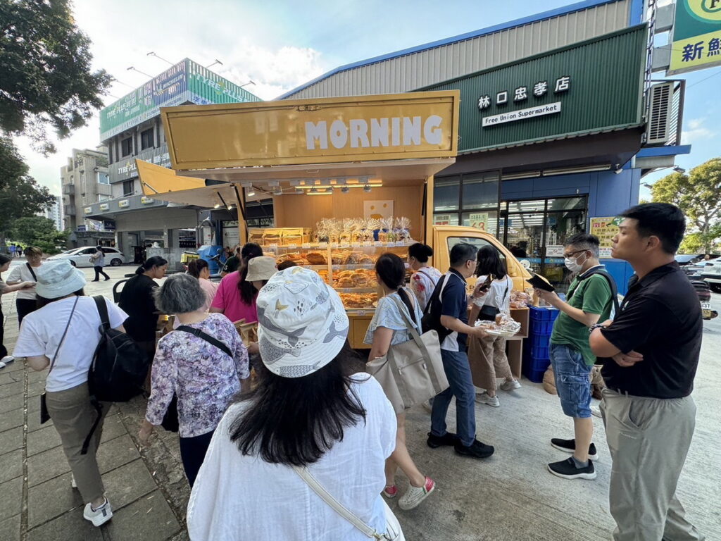 全新推出小鳥行動麵包車，讓更多地區民眾能在社區門口，品嚐到日本熊本黃金生吐司
