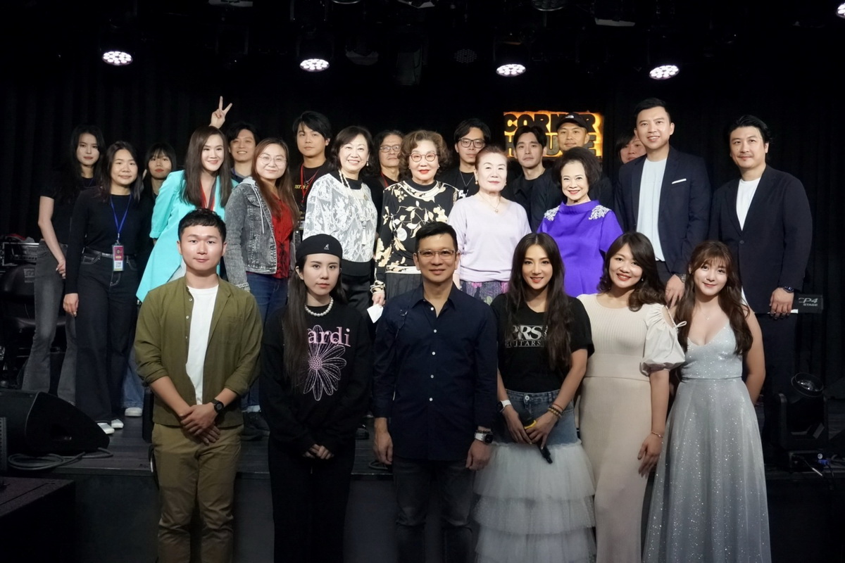 喜歡音樂在陳子鴻(前中)掌舵下,日前舉辦冬季演唱會,參演主角與眾不同, 各個大有來頭,企業菁英齊聚一堂。(喜歡音樂 提供)