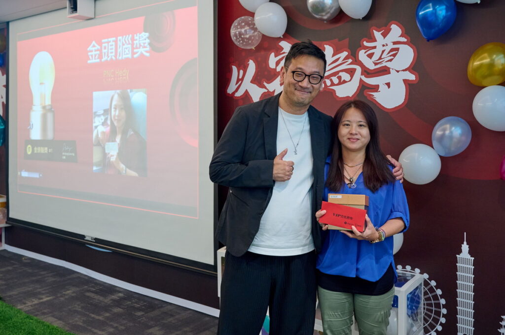 怡和餐飲集團重視嘉許文化，讓員工對公司績效有感。台灣必勝客總經理梁家俊(左)頒增獎項予其中一位優秀員工。