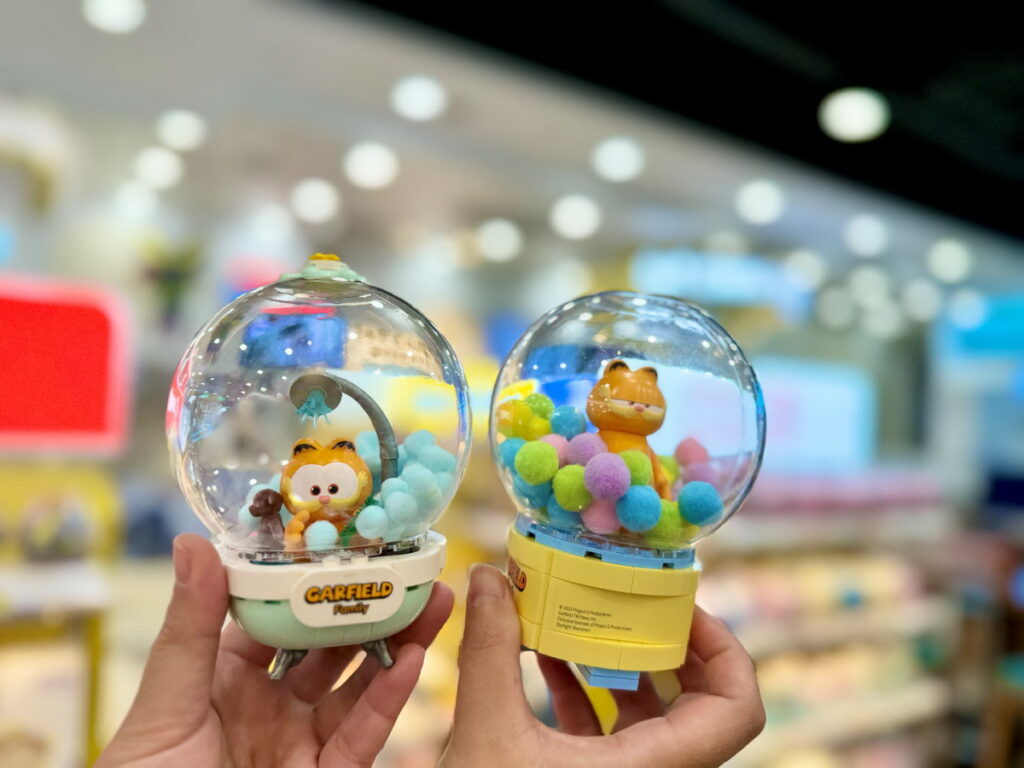 7-ELEVEN於全台1,800家門市獨家設置「OPEN PLAZA」專區持續開發不同類型肖像周邊商品，用50元~699元的價格可以挑選到多款實用療癒的商品