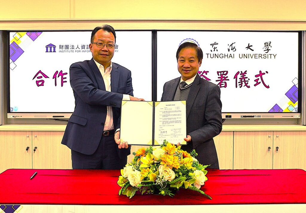 資策會軟體技術研究院院長蒙以亨(左)與東海大學校長張國恩(右),今日於校內代表雙方簽署合作備忘錄。(圖/東海大學提供)