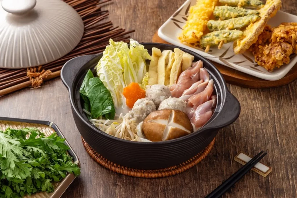 雞白湯鍋燒烏龍麵 (鶏パイタン鍋焼きうどん)以大火熬煮後的雞白湯加入鮮甜雞腿肉