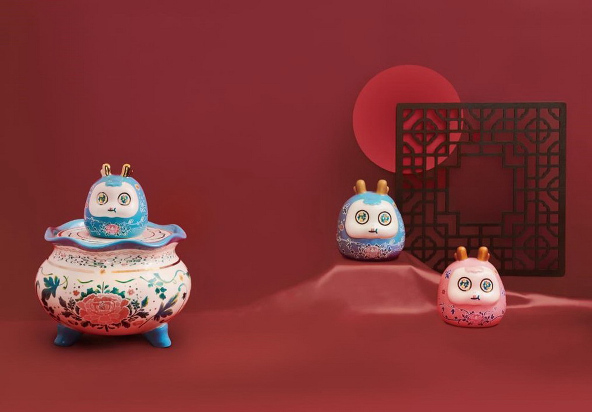 RIVON禮坊首度攜手國立歷史博物館，跨界推出春節生肖典藏禮盒，限量1,000組「蛇來運轉聚寶盆禮盒」及2,000組「蛇來運轉撲滿」（圖／RIVON禮坊提供）
