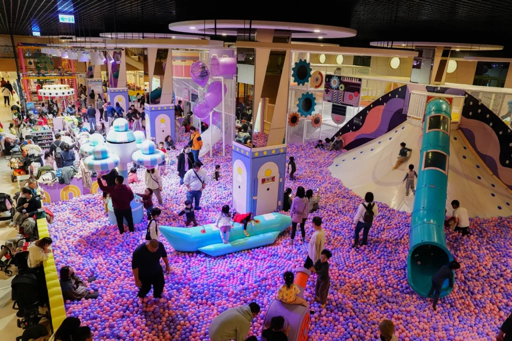 追風奇幻島麗寶店有VR蹦床、百萬大球池、網繩迷宮等，絕對是小孩放電最佳去處。