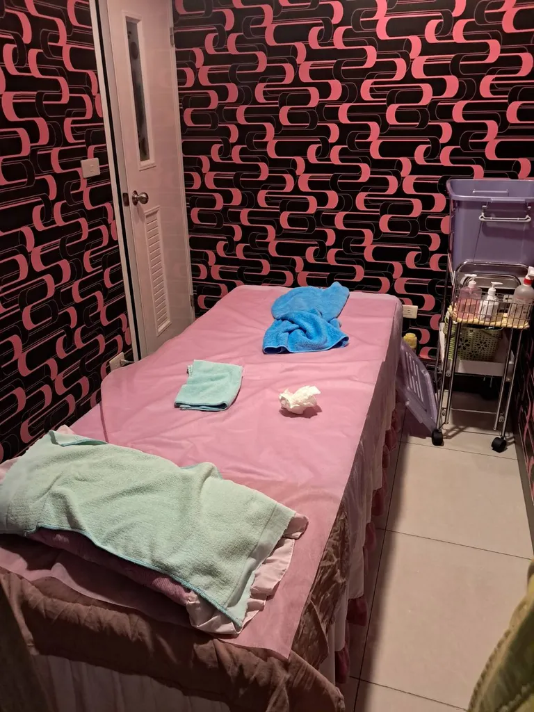 這間養生館表面上提供按摩服務，實際上卻暗藏春色，客人若支付額外500元，即可在包廂內獲得半套性服務