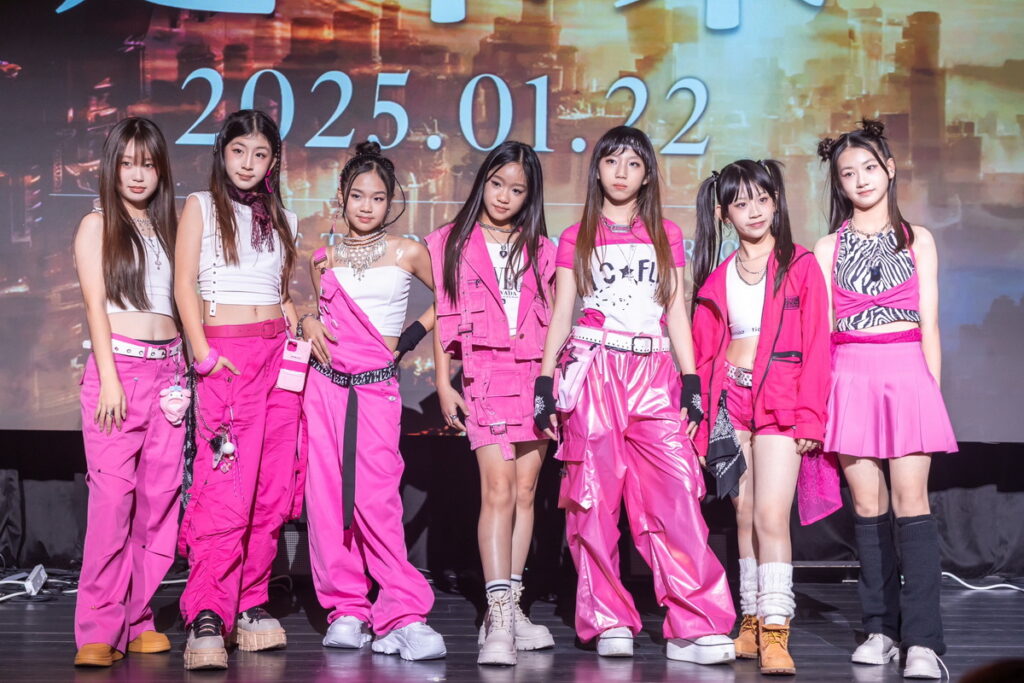 平均年零僅12歲的 Twelve Monster女團FIF打歌舞台開場演出。