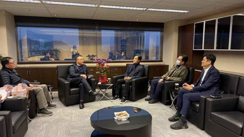 台灣連鎖加盟促進協會理事長吳永強與顧問游國芳，日前拜會財團法人資訊工業策進會，與董事長黃仲銘、副執行長蕭博仁及人工智慧研究院院長戴偉峻展開交流