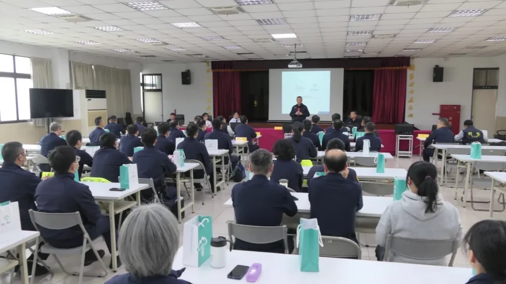 樹林區群峰牙醫診所院長吳智峰親自到場宣講「牙線與漱口水衛教指南」口腔衛生保健方法，並贈送每人「牙刷旅行組」一組