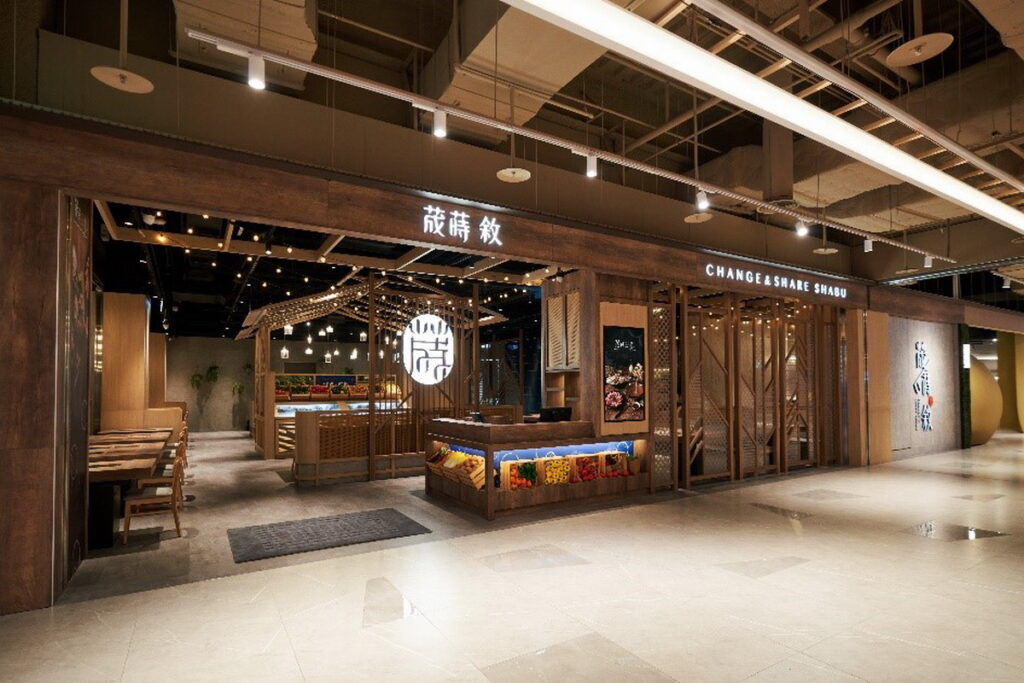 荿蒔 敘店裝以溫暖木質調空間與柔和燈光，打造令人舒適放鬆的用餐環境，每一位到店用餐的顧客都能像回到家般感受到放鬆的心情與滿溢的幸福。