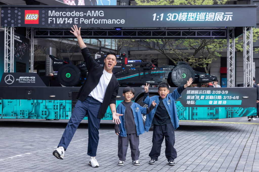 竇智孔父子檔搶先一睹1比1樂高賽車模型，邀請玩家們前往捕捉樂高巡迴車蹤跡。