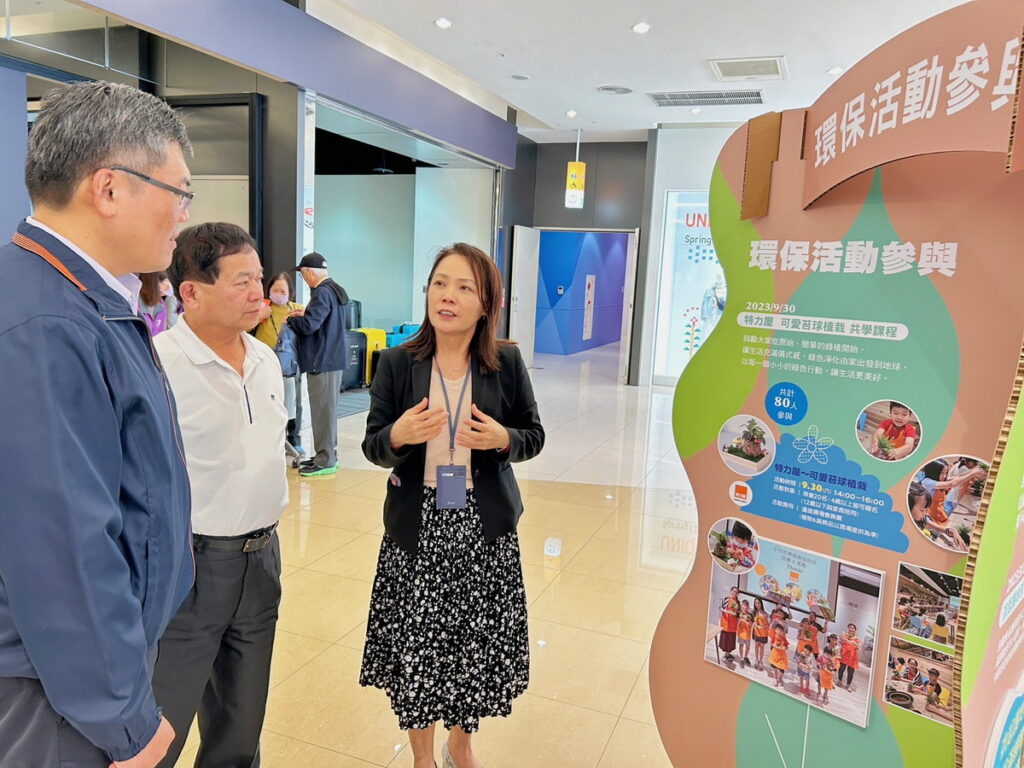 iFG遠雄廣場總經理曾玉鳳、汐止區長林慶豐、文化里里長余寶聰與汐止櫻花攝影展得獎者