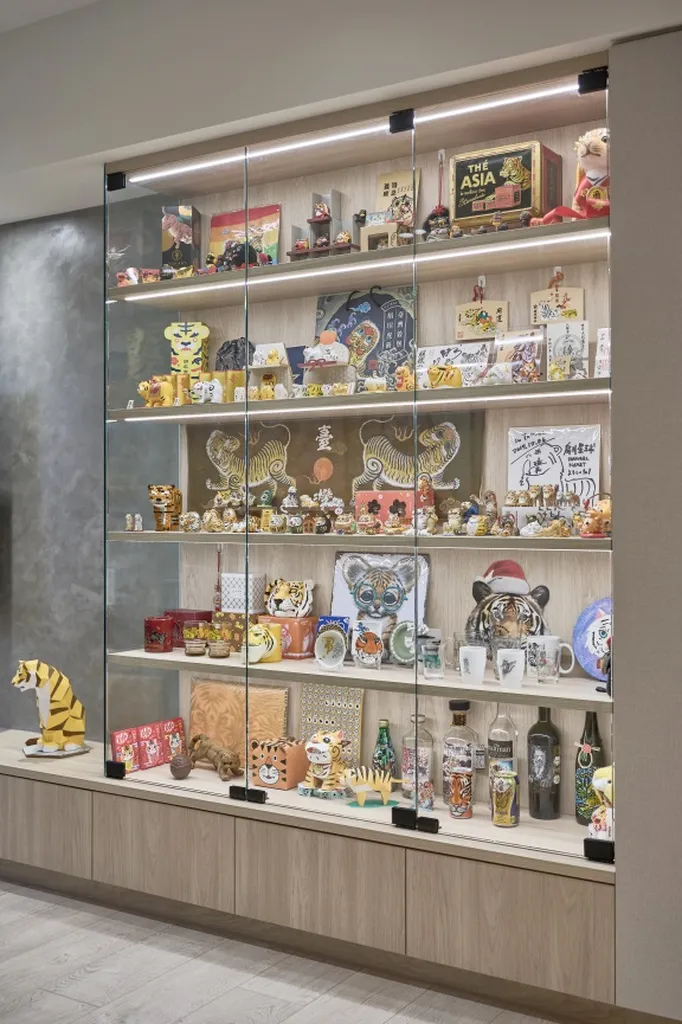 一覽無遺的展示櫃設計，此類設計不僅消除結構遮蔽，更能提升現代感與展示質感(相片提供:星宇室內裝修設計工程有限公司）