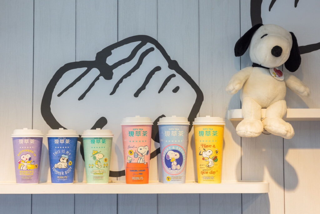 新品CITY TEA「蜜桃果粒冰茶」，採用松柏嶺四季烏龍為基底，經過輕焙火處理，帶有淡雅花香，入口圓潤順滑，再搭配真實蜜桃果肉，酸甜交織，是春日午後最清爽飲品選擇