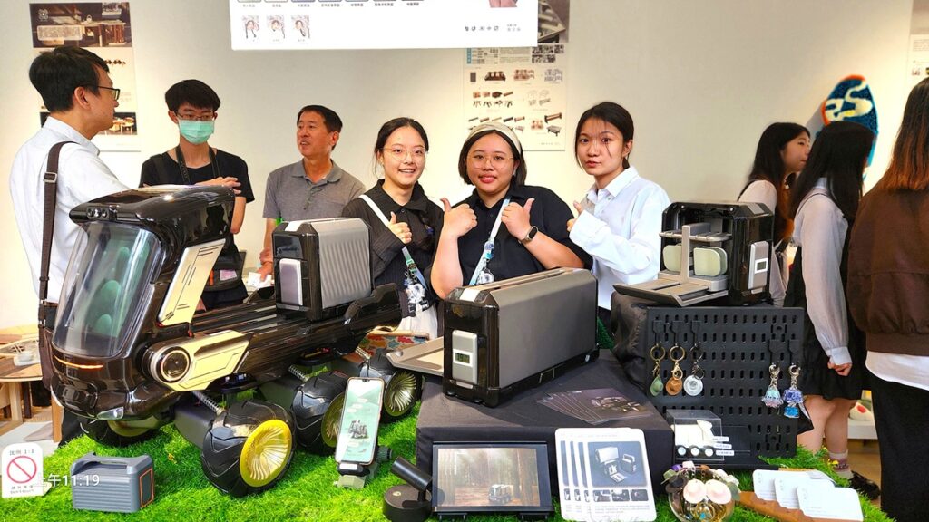 《巡循 Doforest—護林輔助無人載具》製作團隊。(圖/陳惠玲攝影)