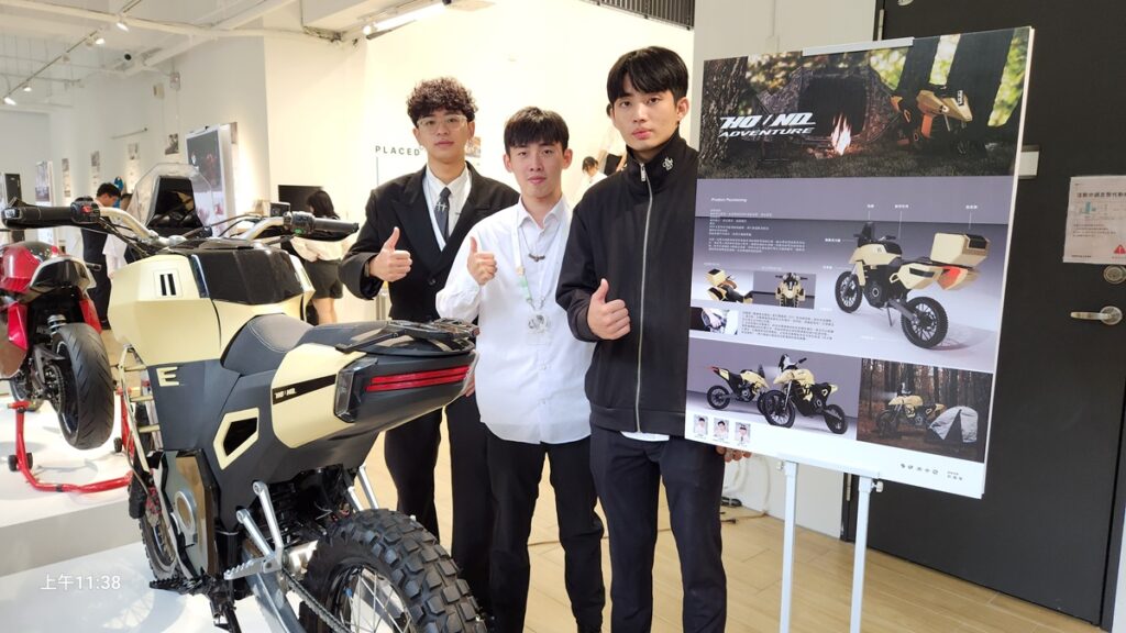 《 HOUND多功能越野電動摩托車》製作團隊。(圖/陳惠玲攝影)