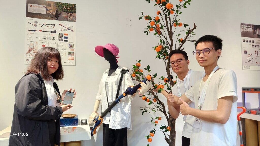 《智慧柑橘修剪系統工具》製作團隊。(圖/陳惠玲攝影)