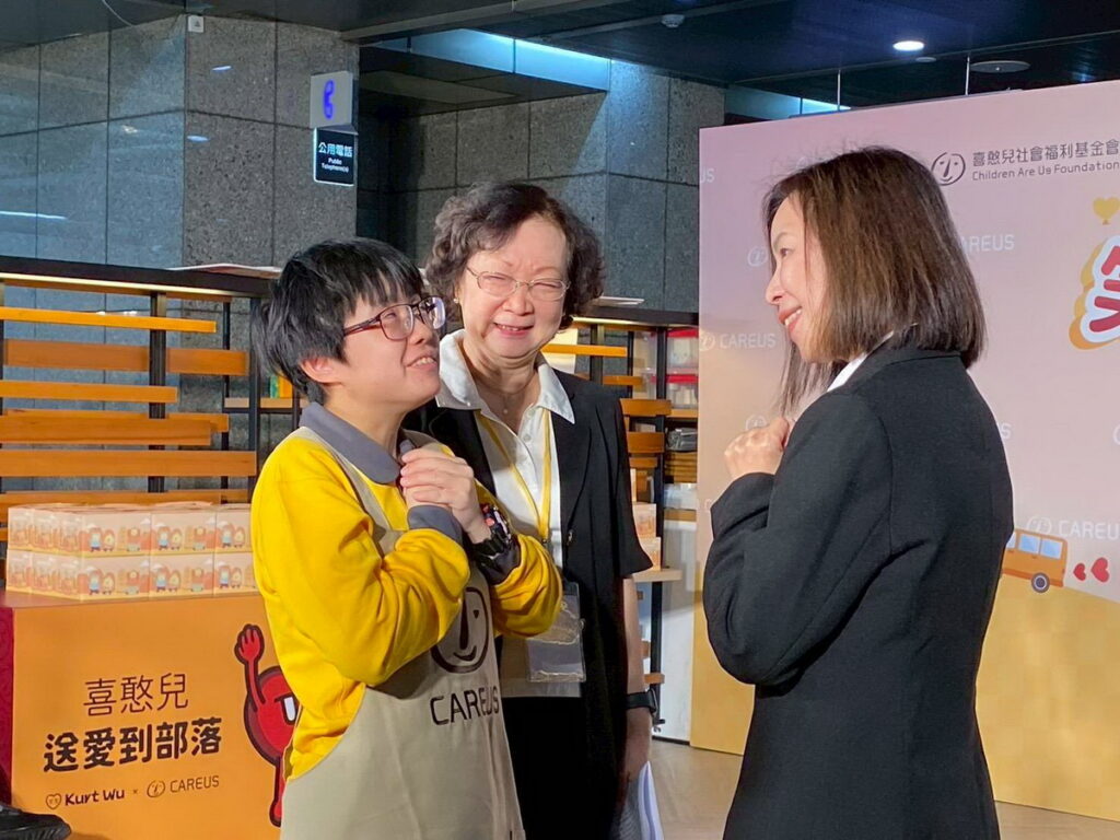 與憨兒們一同參與餐盒堆疊與送愛到部落拼圖儀式。