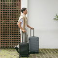 LOJEL CUBO SMALL-LITE 不只外型亮眼，內在機能同樣出色。外殼採用50%再生聚碳酸酯，兼顧耐用與環保