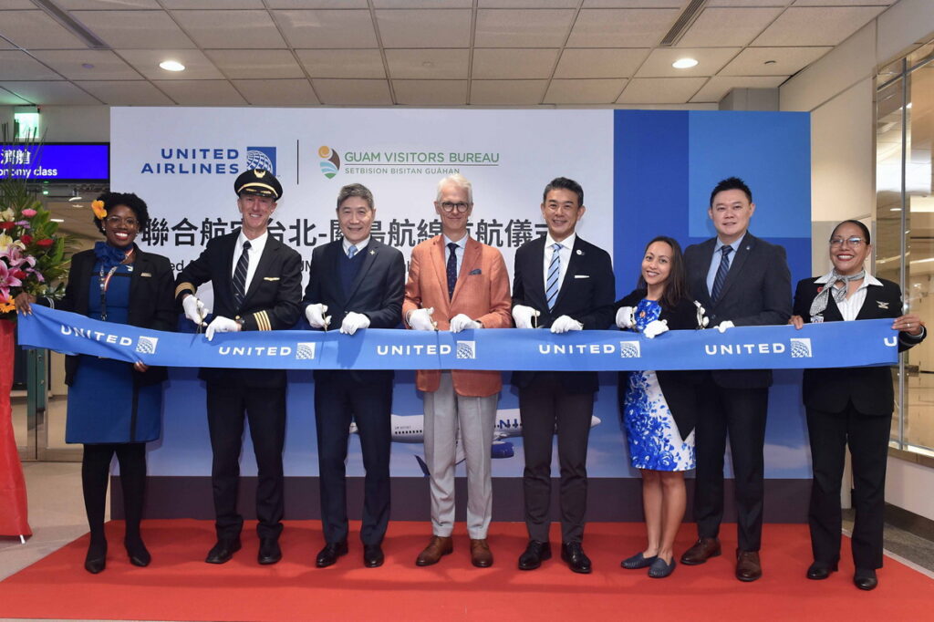 聯合航空正式首航台北至關島新航線,並於登機口舉行剪綵儀式,圖左起分別為聯合航空機組員、聯合航空機師、桃園國際機場股份有限公司總經理范孝倫、美國在台協會代理處長柯傑民(Jeremy Cornforth)、聯合航空日本、密克羅尼西亞、菲律賓及台灣區域銷售董事桐山謙一(Kenichi Kiriyama)、關島觀光局局長暨執行長雷珍·畢斯科·李(Régine Biscoe Lee)、聯合航空機場營運部亞洲區域董事徐揚輝、聯合航空機組員。