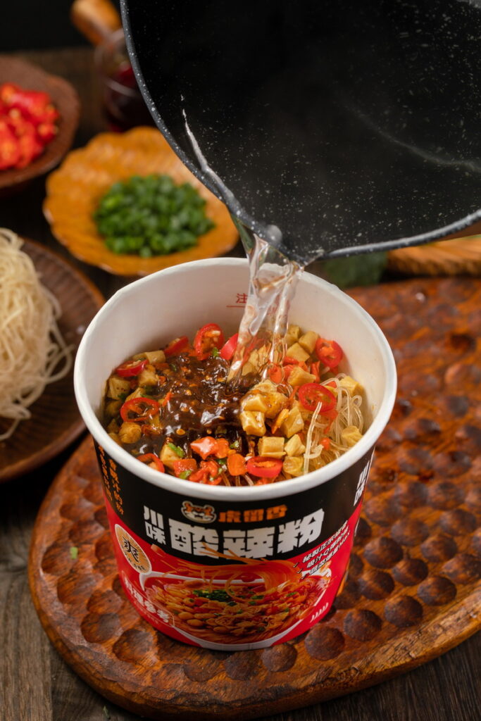 三分鐘搞定！虎留香碗裝「酸辣粉」新上市，辣、酸、麻一次滿足！