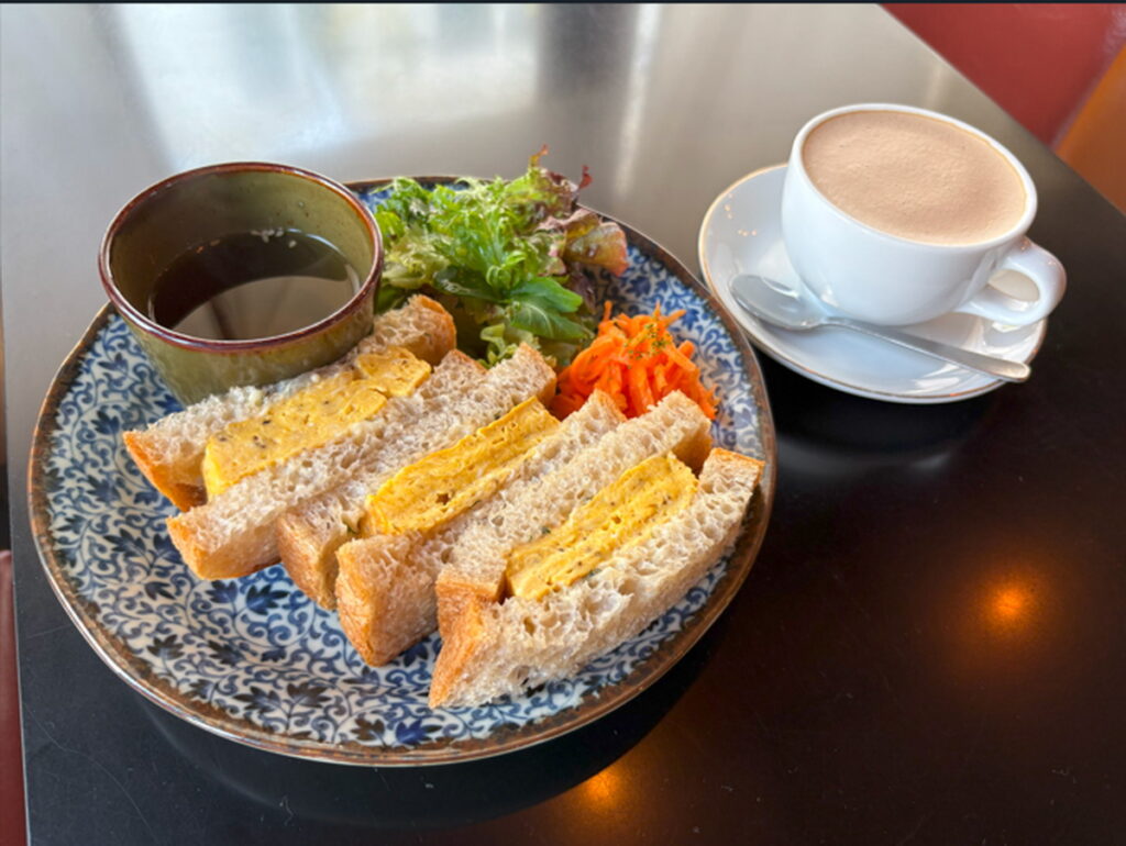 招牌的「雞蛋三明治」與「「Lucian咖啡」（ルシアン），創業以來的經典之味，值得一嚐。たまごサンド&ルシアン©カヤバ珈琲（圖片來源：カヤバ珈琲）
