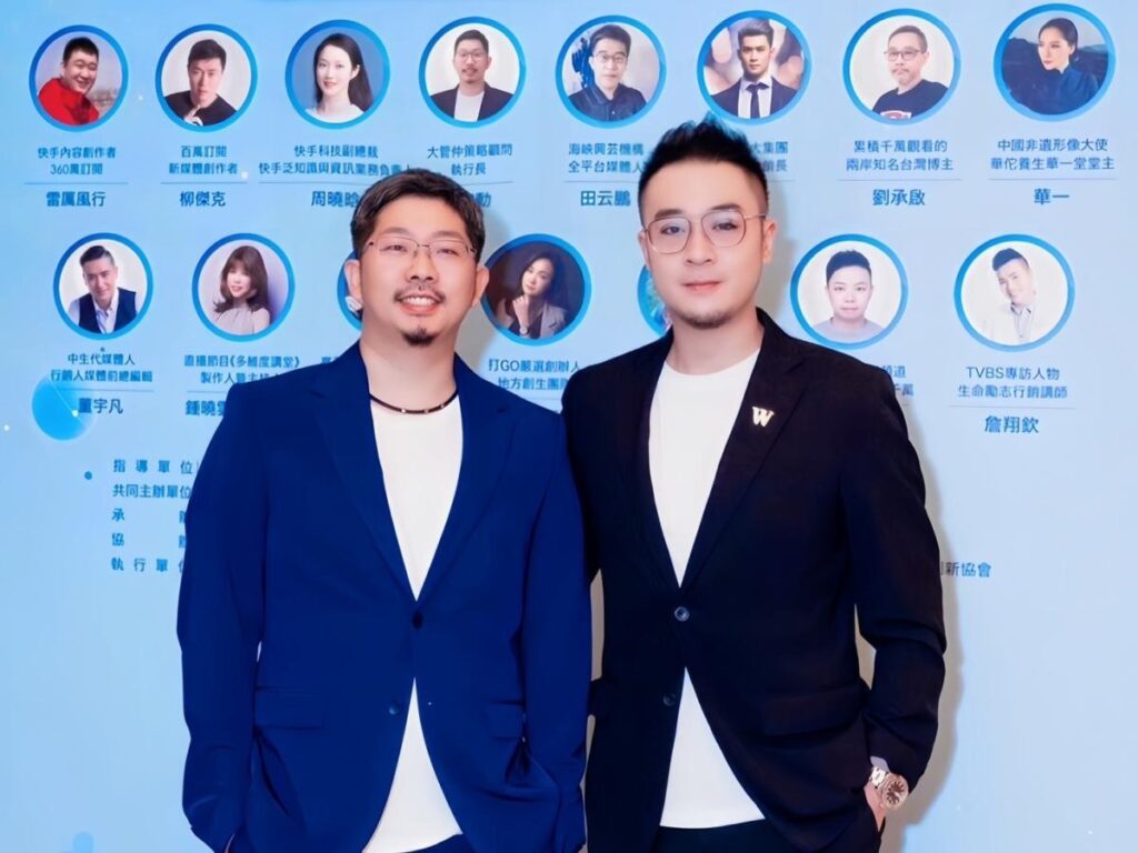 大管仲策略顧問李建勳執行長(左)和潘偉亷策略長(右) 榮獲美國阿比德大學的經濟學榮譽博士和美國普瑞克斯頓教會大學的人類行為學榮譽博士。(照片提供—大管仲策略顧問)。