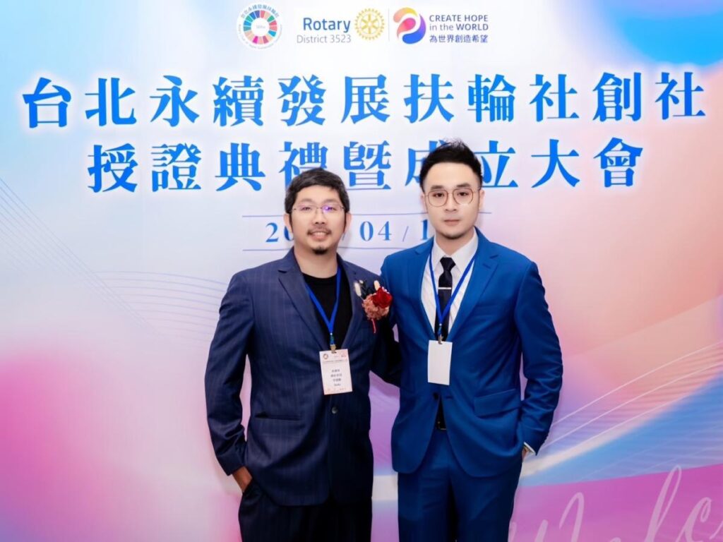 大管仲策略顧問李建勳執行長(左)與潘偉亷策略長(右)雙雙榮獲美國學府頒發榮譽博士學位,不僅是對於二位高階管理者優秀能力的肯定,更象徵著美國學界對於大管仲策略顧問有限公司卓越表現的重視。 (照片提供---大管仲策略顧問)