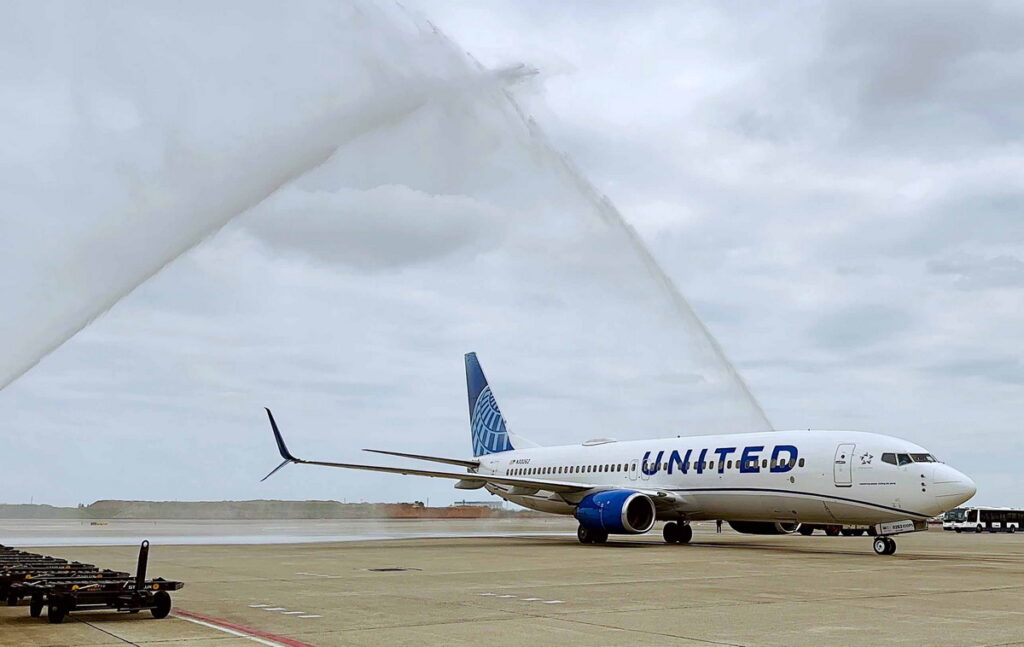 聯合航空今（2）日於桃園國際機場正式啟航全新的台北至關島直飛航線，並針對首航班機舉行水門禮儀式。
