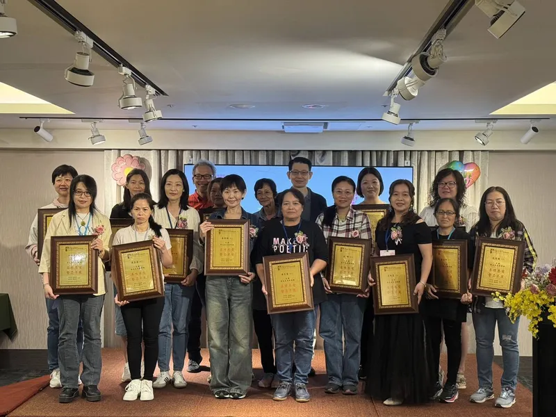 協會張德明理事長第三排(左1)、羅紹和執行長(左2)與獲獎的柔韌母親們開心合影