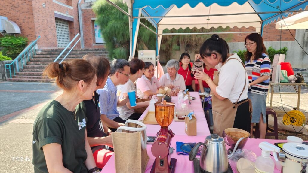 22日下午,為師長以及長者手沖藝妓咖啡,推廣自創品牌「情森咖啡」。(圖/陳惠玲攝影)